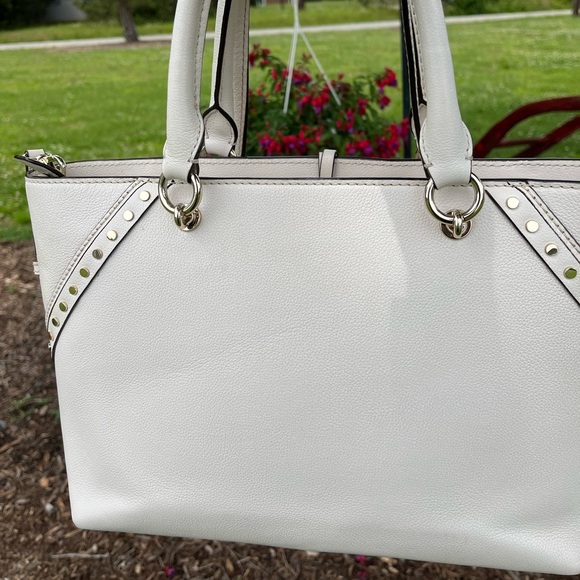 Elegant White Handbag - Picture 2 of 14